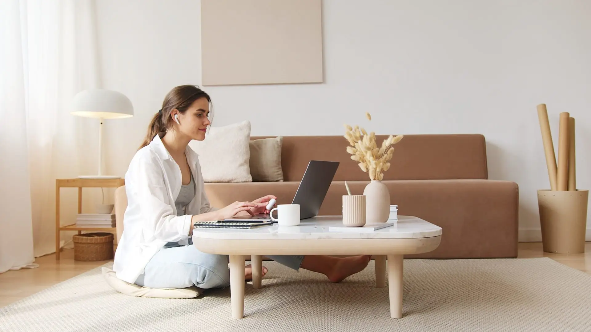 Kvinne som jobber på hjemmekontor i meditasjonsstilling