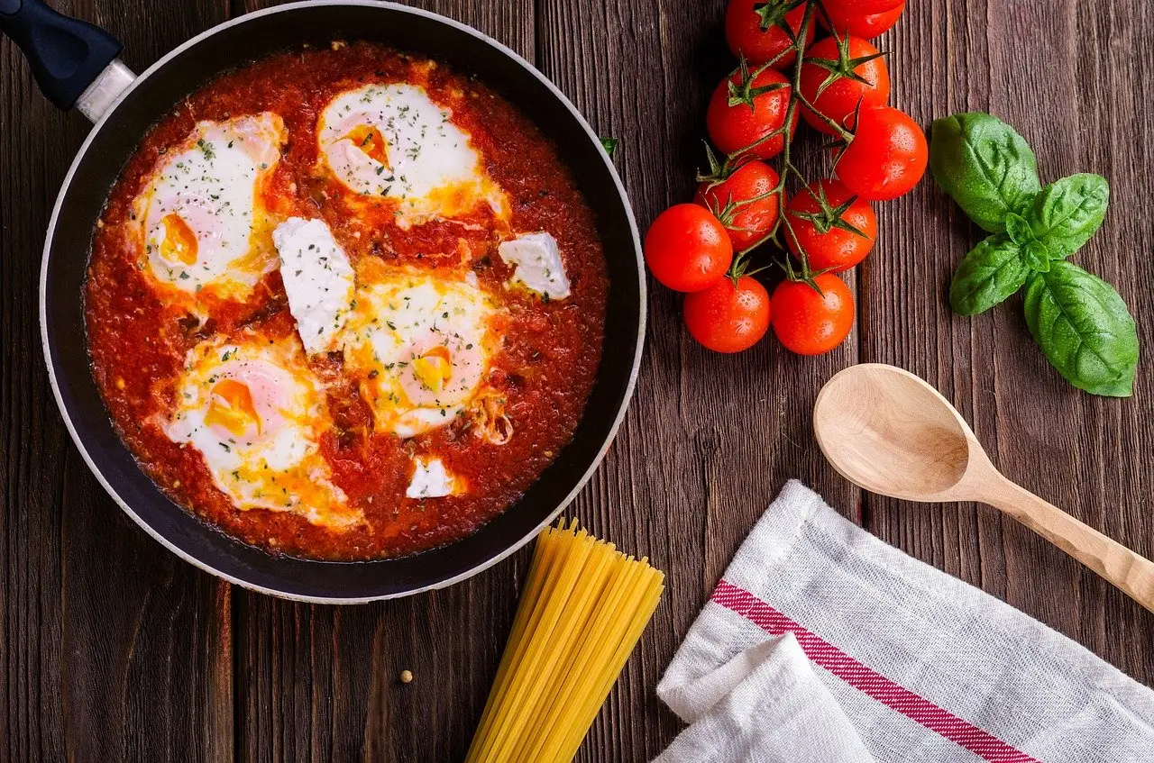 Bakt egg i tomatsaus