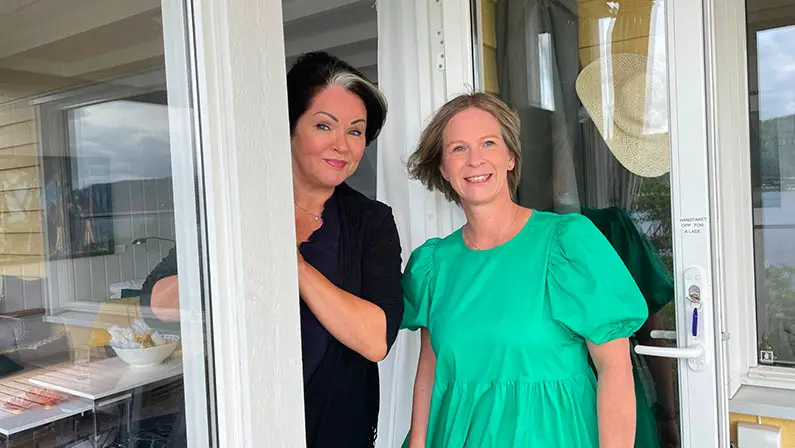 Merete Anfinnsen og Tone Brenna på hyttekontor