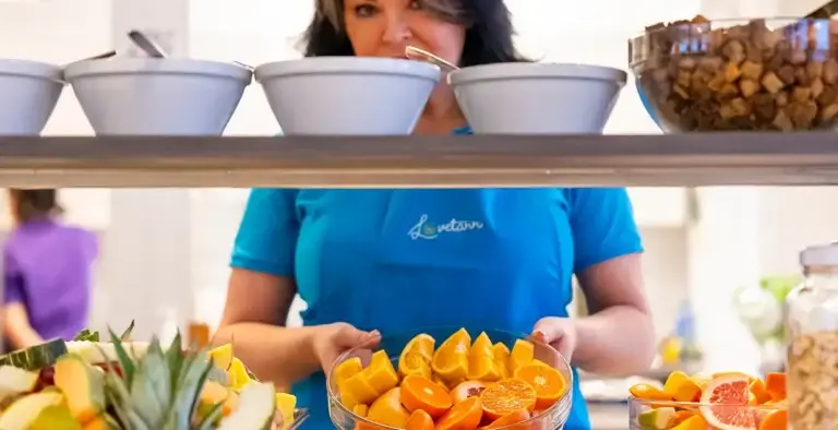 Merete Anfinnsen som setter ut en bolle med frukt