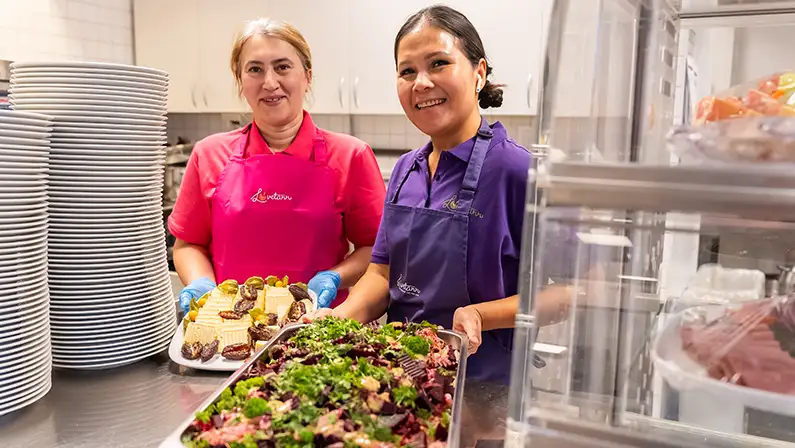 To smilende medarbeidere i en Løvetann kantine. Foto: Montage AS