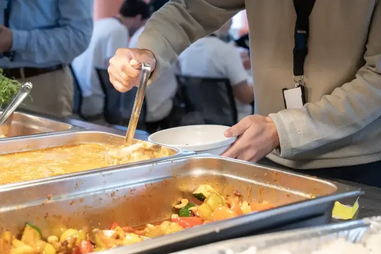 Person som forsyner seg med suppe i Løvetann Kantine