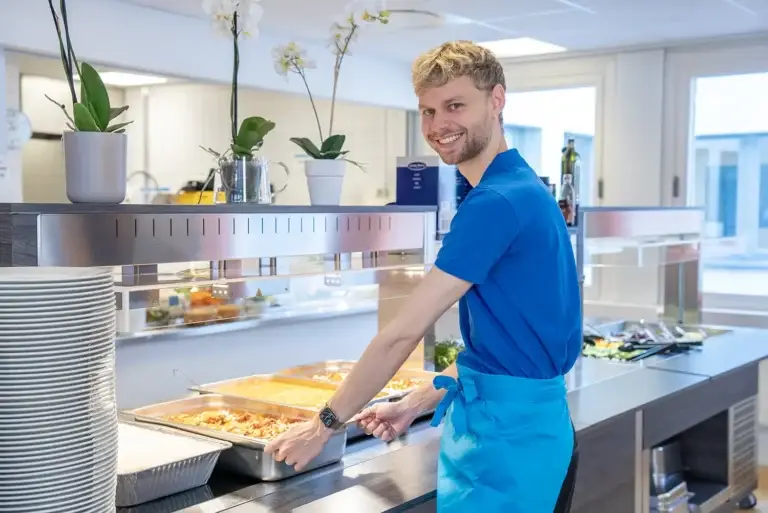 Gustav foran varmdisken i en Løvetann Kantine