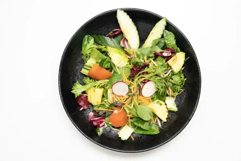 Tallerken med grønn og smakfull salat