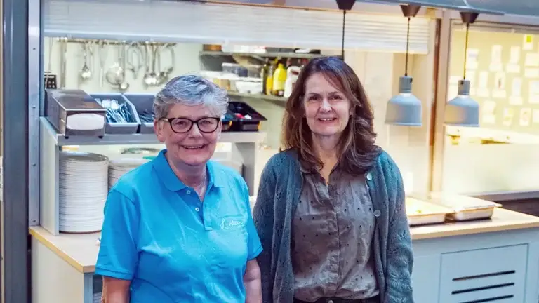 Dorthe fra Løvetann Kantine sammen med Nina Elisabeth Hansen i Oslo Røde Kors.