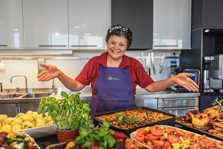 En kantinemedarbeider hos Løvetann Kantine