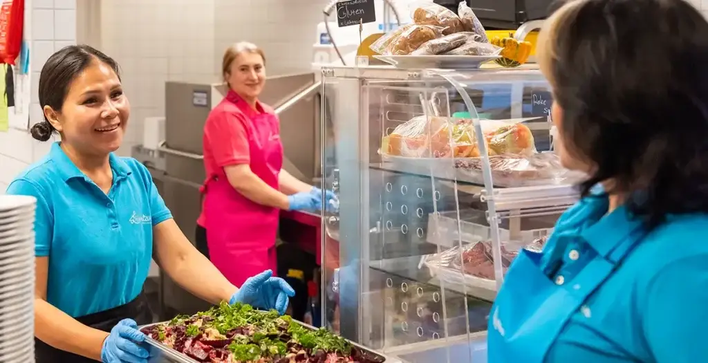 Merete Anfinnsen og kolleger i en Løvetann Kantine