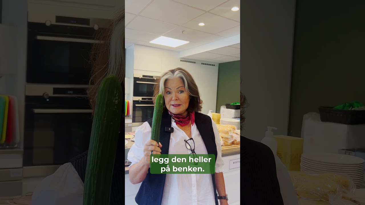 Merete Anfinnsen fra Løvetann Kantine holder en agurk og forklarer hvorfor den ikke skal i kjøleskapet
